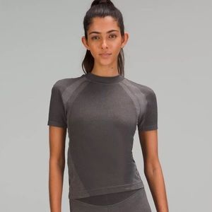 NWOT LULULEMON SEAMLESS TRAINING SHORT SLEEVE TOP